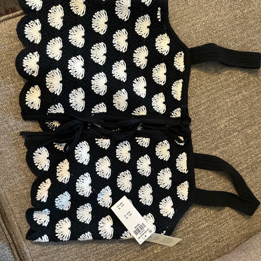 Abercrombie & Fitch Black and White Knit Top